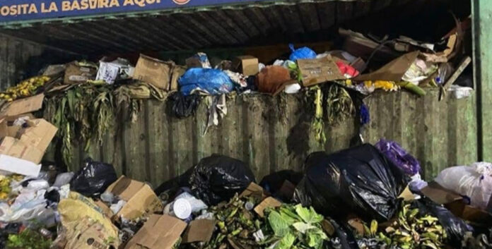 Contenedor lleno de basura.
