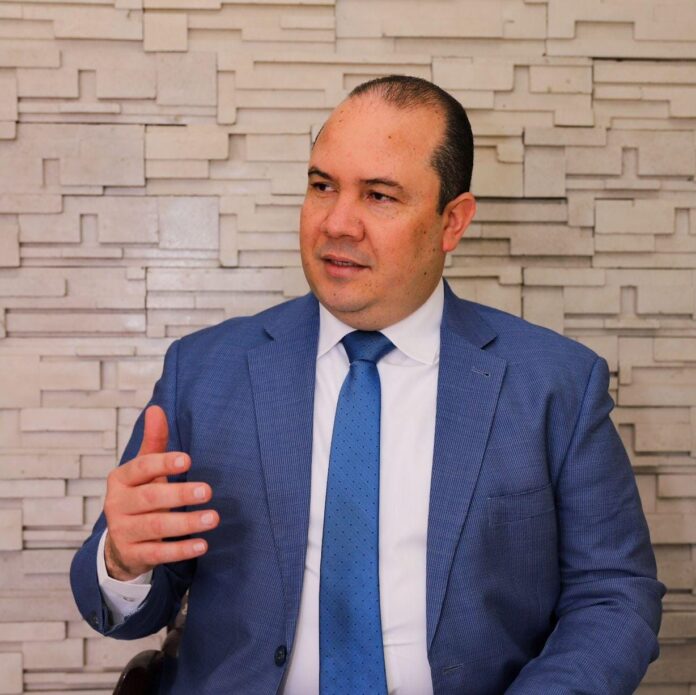 Juan Gonzales, Politologo.